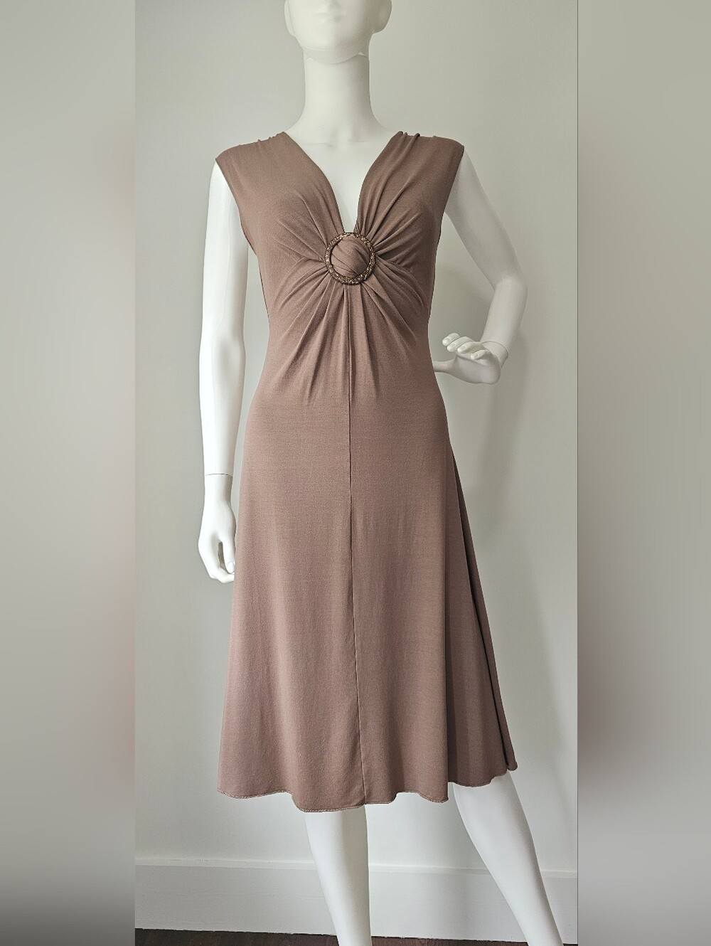 BCBGMaxAzria Women's Taupe Sleeveless Ring-Front Midi Dress. Size S